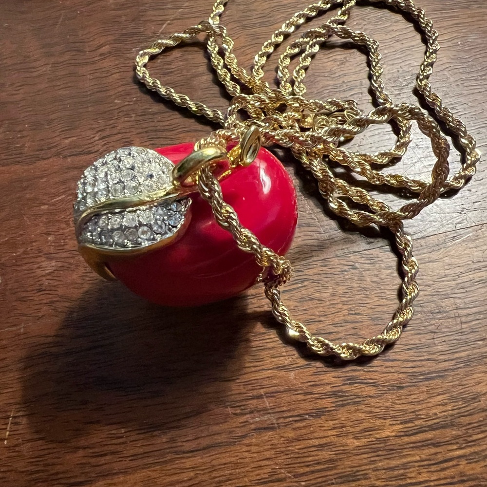 KJL Red Apple Rhinestone Leaf Pendant Necklace Gold Tone Rope Chain 32in - Picture 3 of 6